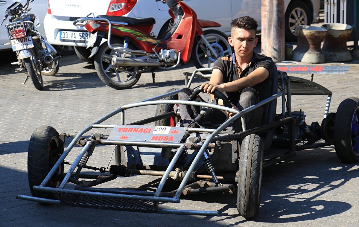 Doğru motoru bulmak için bir yıl beklediğini, bu sırada da geri kalan işlemlerini tamamladığını anlatan Topak, "Bunun motor sistemini bulmak için bir sene bekledim, buna motor bulamadım. Bu sebeple araba bir sene yattı. O bir senede geri kalan işlerini hallettim, yürür hale getirdim. Ondan sonra motorun montajını yaptım. Hızını ölçmedik, ama saatte 100 kilometre hız yapacağına inanıyorum. Yani daha hızlı gidecek bir yol bulamadım. Aracımızı trafiğe kapalı alanlarda kullanıyoruz. Ancak sanayi pazar günü trafiğe kapalı oluyor o zaman kullanabiliyorum. Maliyeti bana 5 bin TL oldu, sadece malzemesi. 5 bin TL para harcadım, onda da haftalıktan para arttıra arttıra" şeklinde konuştu.