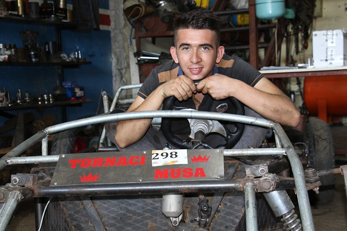 Kendi arabasını yapanlardan ilham aldığına da değinen Topak, "Çocukluğumda internetten hep görüyordum, el yapımı arabaları. Dedim bir gün bende yapmak istiyorum, niye olmasın. İmkansız diye bir şey yok, bende yapabilirim, oradan aklıma geldi. O yüzden yapmaya başladım. Okusaydım, mühendis olmak istiyordum. Ama okuyamadık, sanayi başladık. Lisede okuyamadığımız için tornacı olduk" dedi.