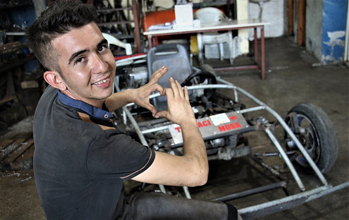 Çocukluk hayali arabayı gerçeğe dönüştürmek için 3 yıl önce karar aldığını ifade eden Musa Topak, "12 yaşımda sanayie başladım, demire olan sevgimden dolayı. Bu arabayı yapmaya 3 yıl önce başladım. Yani çocukluktan beri hevesimdi böyle bir şey yapmak. Sonunda nasip oldu. Jantlarını hurdacıdan aldım, motorunu çıkmacıdan aldım, direksiyon kutusunu tamirciden. Bu aracı eski malzemelerden kullanarak yaptım. Tasarımı olsun, süspansiyonu olsun hepsi bana ait. Tasarladım, resmettim, çizdim, ölçülendirdim. Yani onun için 3 yıl gibi uzun bir süreç oldu" dedi.