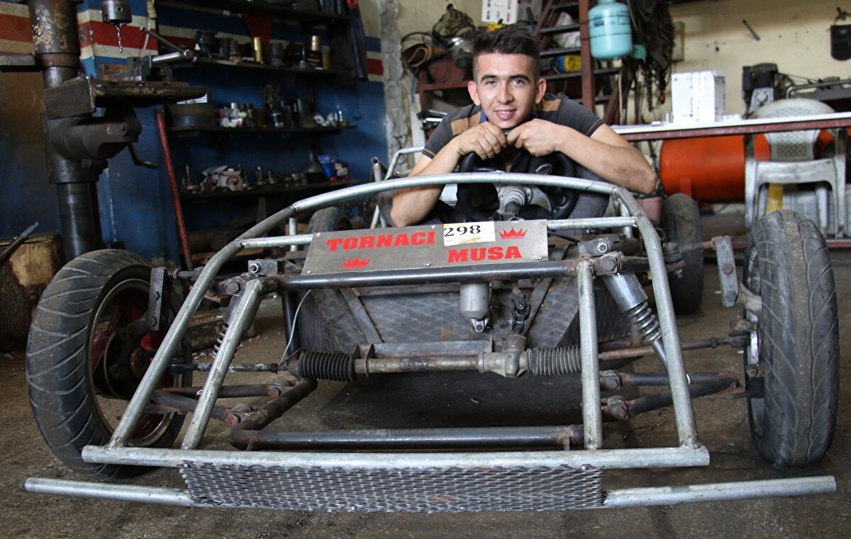 3 yıl önce 'imkansız diye bir şey yoktur' diyerek mesaisi dışında çocukluk hayali olan arabayı yapmaya başlayan 22 yaşındaki tornacı Musa Topak, hurdacı ve parçacılardan topladığı malzemelerle aracını yürür hale getirdi. 'Okusaydım mühendis olmak isterdim' diyen Topak, sanayide torna ustası olmaktan da mutluluk duyduğunu belirtti.