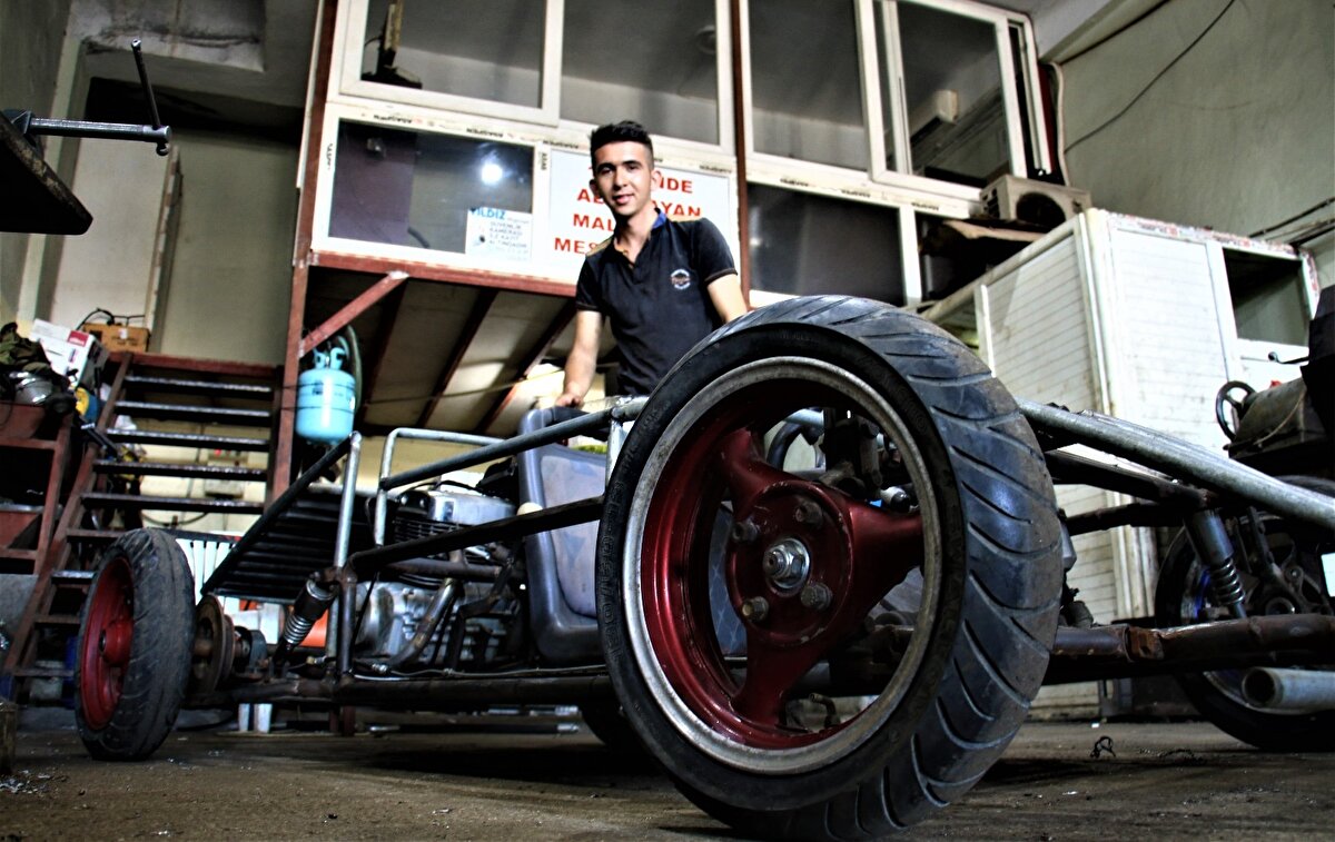 Arabasını trafiğe çıkacak seviyeye getirdiğini ama trafikte kullanmadığını dile getiren Topak, "Trafikte kullanamadığımız için mecbur böyle kapalı alanlarda kullanıyoruz. Bir araçta olması gereken her şey var. Fren sistemi mevcut, gaz, debriyaj, pedallar. Vitesi aynı araba vitesi gibi. Koltuk aynı, direksiyon aynı, manevra sistemi aynı. Yani vites geçişi yumuşak, sıkıntı yok. Bundan sonra dışına kaporta yapmayı düşünüyorum. Boyasını yapacağım, ışık sistemini yapacağım. Yani önlere ışık arkaya stop. Ufaktan bir ses sistemi de koymak istiyorum" diye konuştu.