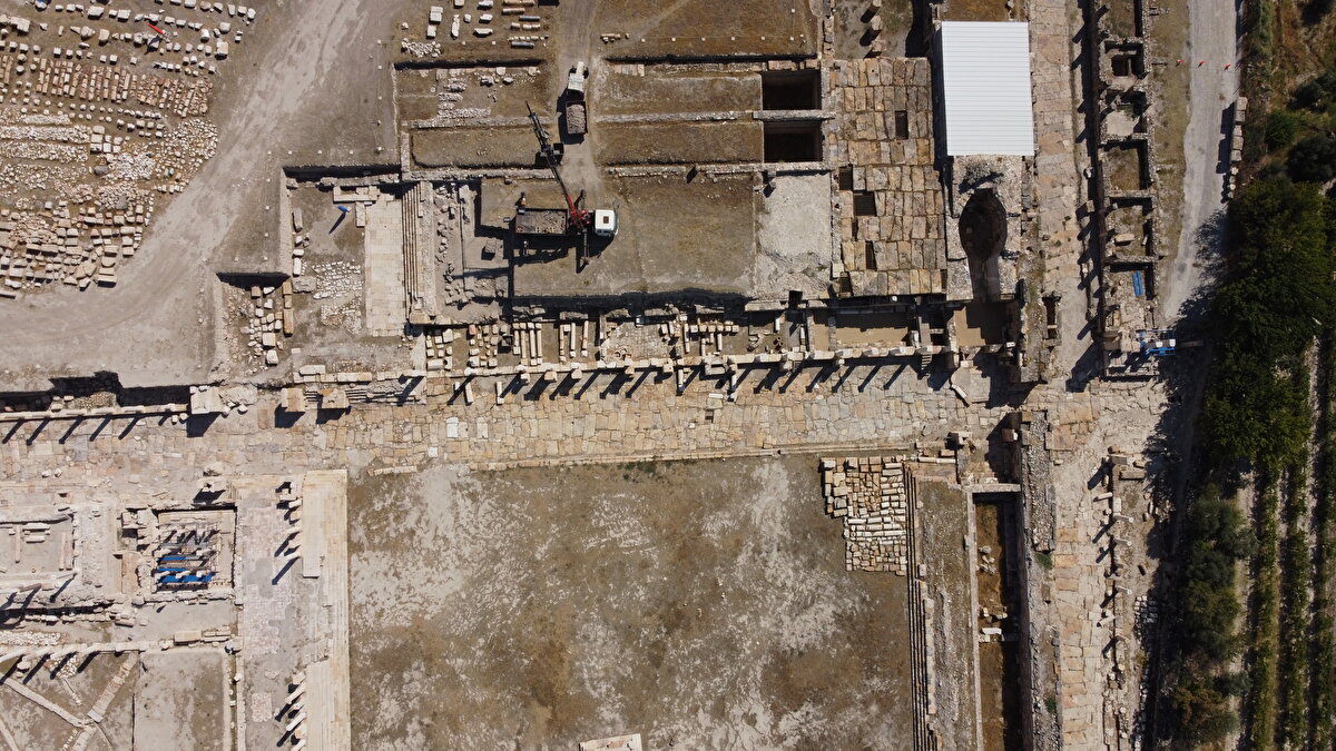 Tripolis Antik Kenti Kazı Heyeti Başkanı Duman, kentte sürdürülen kazı ve restorasyon çalışmaları hakkında bilgi verdi.