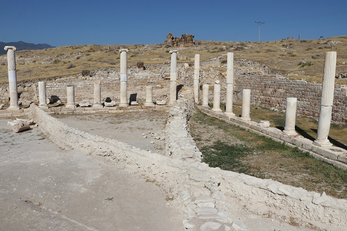 Duman, Kentin şu ana kadar tespit ettiğimiz iki tane 9 metre genişliğinde caddesi var. Hem geniş hem de temiz bir ortam sağlamak için bu sistemin yapıldığını düşünüyoruz. Biz 5 yıl içinde kazı çalışmalarını tamamladığımız tüm ana caddelerin altındaki kanalizasyon sistemlerini açmayı planlıyoruz. Oldukça sağlam olduğu için önümüzdeki yıllarda meydana gelebilecek hava olaylarında alt yapı sisteminin çalışır görmüş olacağız. diye konuştu.