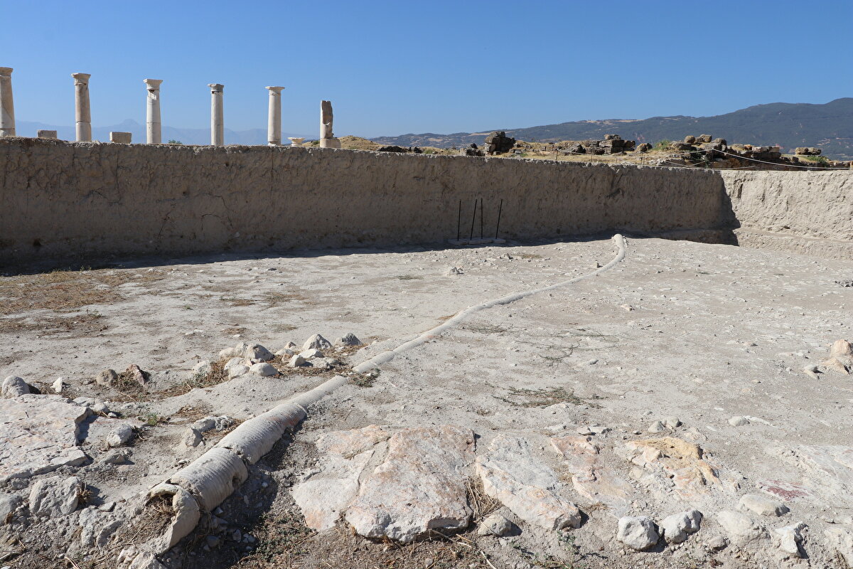Duman, o dönemde kentin bütün atık sularının bu ana kanalizasyon sisteminde toplanarak Buldan Çayı'na oradan da Büyük Menderes Nehri'ne aktarıldığını ifade etti.