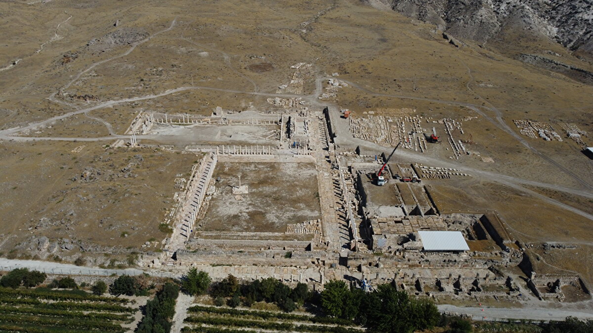 Üç bölgede aralıksız çalıştıklarını ve toprak altındaki birçok eseri bulmak için gayret sarf ettiklerini anlatan Duman, Kentin kalbi diyebileceğimiz kutsal alanda yaptığımız çalışmalarda Helenistik Dönem'e uzanan çeşitli buluntularla karşılaştık dedi.