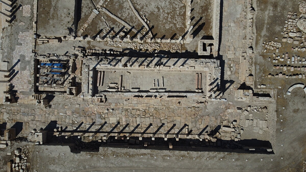 Geçmişi milattan önce 3. yüzyıla kadar uzanan antik kent, bugüne sağlam ulaşan mimari yapısıyla dikkati çekiyor. Arkeolojik kazılarda, bir insanın rahatlıkla girip yürüyebileceği boyutlara sahip yeni bir kanalizasyon ve atık su sistemi bulunması heyecan oluşturdu.