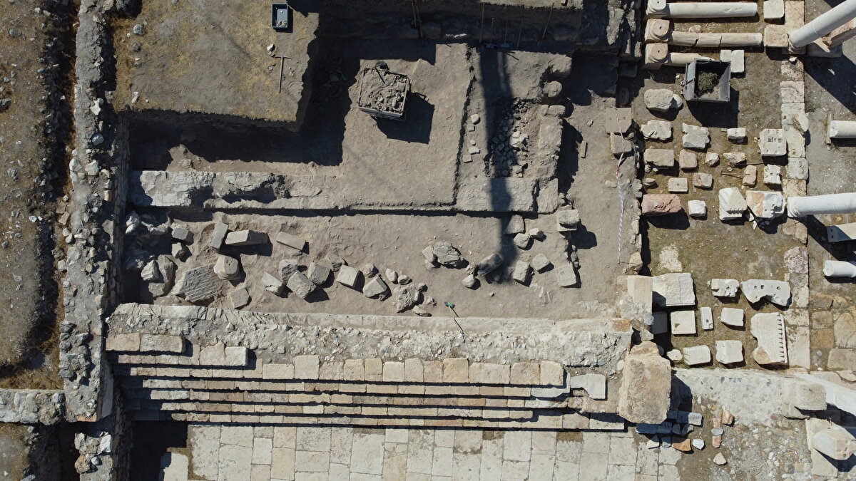 Duman, Hemen kentin ana yollarından bir tanesi olan ve 1 kilometre uzunluğundaki Sütunlu Cadde altında da 1 metre 60 santimetre yüksekliğinde ve 70 santimetre genişliğinde bir kanalizasyon sistemi tespit edildi. Bu yıl devam eden kazılarda bir bölümünü temizledik. Devasa kanalizasyon bir insanın rahatlıkla içine girip yürüyebileceği boyutlara sahip. diye konuştu.