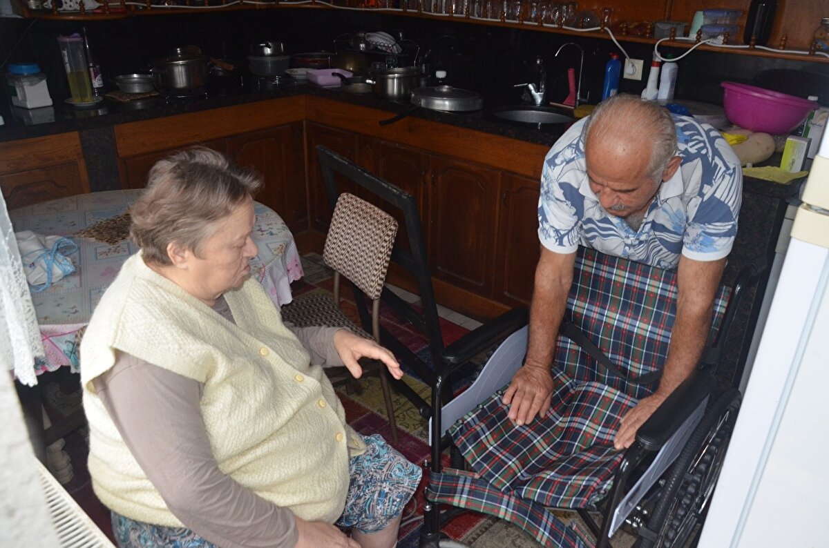 Merdivenleri inemediği için eşinin kendisine böyle bir şey yaptığını ve mutlu olduğunu söyleyen 67 yaşındaki Meryem Okur da, “45 yıllık evliyiz, Allah kendisinden razı olsun. 4 ay hastanede yattım, geri gelince inemedim. Eşim de böyle bir şeyi yapmak istediğini söyledi ve insanlar güldü. Sonrasında yaptı, Allah razı olsun diye konuştu.