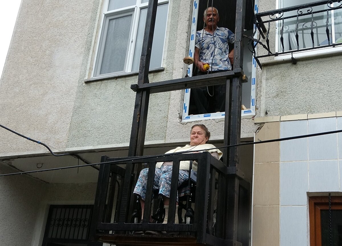 Perşembe ilçesine bağlı Çaytepe Mahallesi'nde yaşayan 68 yaşındaki Durdu Okur ile 67 yaşındaki Meryem Okur, 45 yıl önce severek evlendi. Şeker hastası olan Meryem Okur'un bir süre sonrasında hastalığı ilerledi. Son yıllarda Alzheimer ile de mücadele eden ve iki dizinde protez olan kadının ayağında da şeker hastalığı nedeniyle yaralar oluştu. 4 ay Mersin'deki bir hastanede tedavi gören kadın, evinin merdivenlerini inemeyince 50 yıllık marangoz olan eşi sanatını konuşturarak, karısına ahşaptan motorlu asansör yaptı.