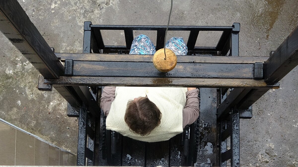 “Sonrasında evimin bir tarafından dışarıya kapı açıp asansör koymak istedim. Bazı ustalar ile görüştüm ancak benden 10 bin TL para istedi diyen Okur, “Bu rakam bana çok geldiği için kendim ahşaptan yapmak istedim. Yaklaşık 25 yıllık akasya ağaçlarım vardı ve bu ağaçlar ile bu işi yapmaya karar verdim. 500 kilogram yük taşıyan motor kullandım ve asansörü yapmaya başladı. Çok şükür hedefime de ulaştım, çok da orijinal bir şekilde güzel oldu. Görenler de demir olduğunu zannediyorlar. 'Ahşaptan olmaz' dediler ama benim yaptığım çok da güzel oldu diye konuştu.