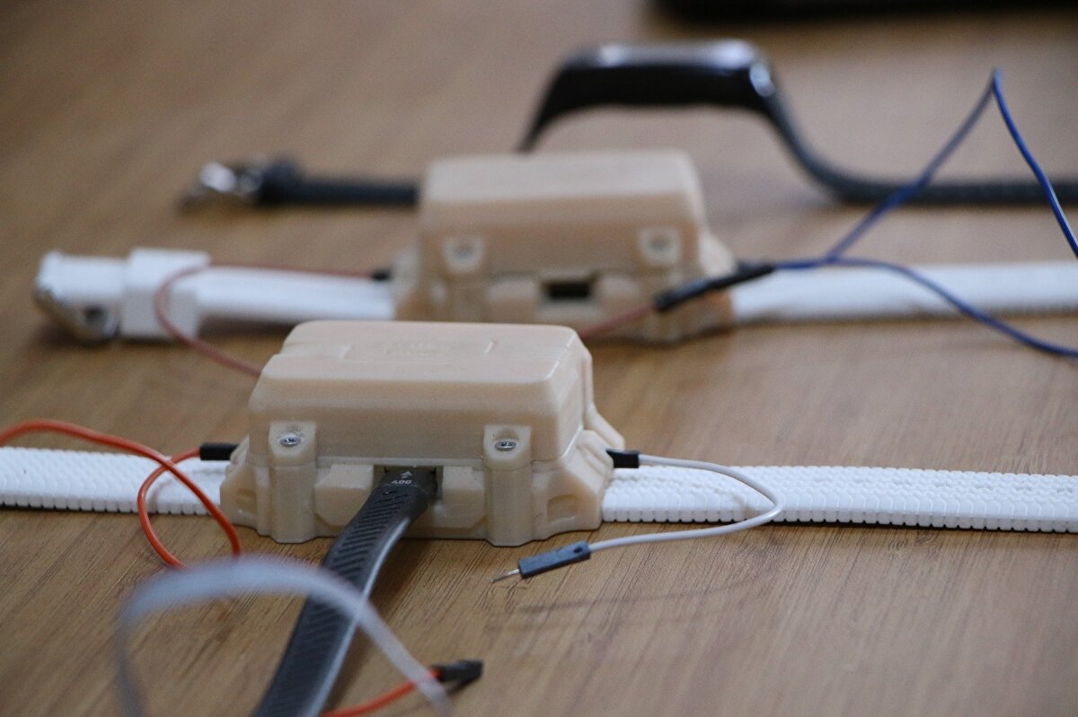 Geliştirdikleri proje hakkında bilgi veren Doç. Dr. Zülfü Genç, "2020 yılında Sanayi ve Ticaret Bakanlığı AR-GE ve inovasyon destekli programı kapsamında Elazığ KOSGEB’e sunmuş olduğumuz ‘Hastalık Teşhisi Ve Hasta Takip İçin Yapay Zeka Destekli Akıllı Bileklik Tasarım ve Uygulaması’ Projemiz ilgili kurullar tarafından kabul edilerek desteklenmiştir. Bu proje kapsamında yaklaşık 16 aylık bir süreç içerisinde sağlık sektöründe kullanılabilecek, giyilebilir sensörler ve yapay zeka destekli bir yazılım ve uygulama geliştirdik. Burada da onların prototiplerini görmektesiniz. Süreç içerisinde 4-5 tane farklı prototip üzerinde çalıştık ve nihai ürünü şuan kolumda. İki adet farklı yeni tasarım gerçekleştirdik” dedi.