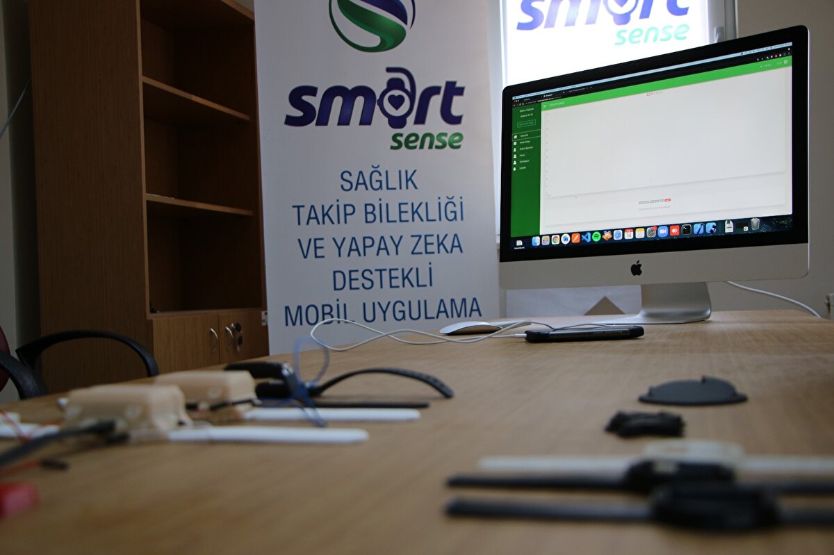 Şu an halihazırla Diyarbakır ve Mardin’de hastalarımızın üzerinde de bu saatler var ve onlar üzerinden veriler alıp onların anlık takiplerini gerçekleştirebiliyoruz. Bu yazılım sistemi sayesinde hastanın anlık verilerini doktoru ve onun bağlı olduğu tüm sağlık birimlerindeki kişiler hatta Sağlık Bakanı da bu verileri görebilme şansına sahip olabilecek. Bu yazılımla ilgili çalışmalarımız devam ediyor. Üretim anlamında bir yatırım desteği söz konusu olması gerekiyor. Projemizle ilgilenen hem özel hem de devlet kuruluşları yaptığımız çalışmaları yakından takip ediyor. İlk etapta bine yakında saati üretip hastalarımıza vererek yazılım sistemimizi güçlendirmeyi düşünüyoruz. Geliştirmiş olduğumuz proje sayesinde sağlık çalışanı ve hasta arasında güvenli bir veri iletişimi ve etkin takip sayesinde sağlıkta yerli, milli çözüm ile konfora ulaşılmasını sağlıyoruz” şeklinde konuştu.