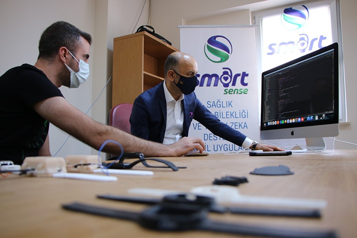 Proje ile belirli semptomları gösteren hastaların, giyilebilir sensörlerden alınan sinyalleri yapay zeka destekli yazılım ile işleyerek doktorların kullanabileceği karar destek sistemi oluşturma amacında olduklarını ifade eden Doç. Dr. Genç, yaygın semptomları ateş ve öksürük şeklinde olan koronavirüs enfeksiyonunun verilerini bu yazılım ile işleyerek erken teşhis ve kesin tanıdan sonra hastanın uzaktan canlı takip sistemini proje kapsamında başarı ile gerçekleştirdiklerini belirtti.