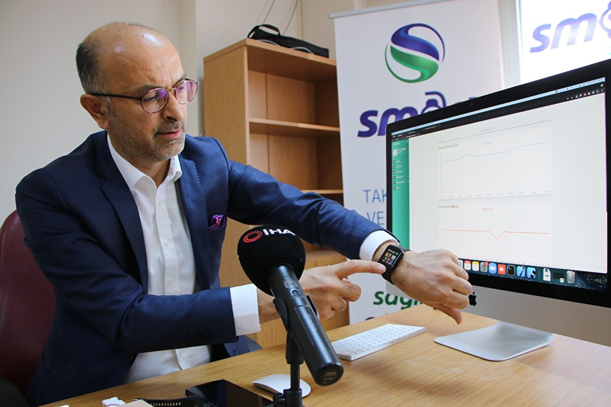 Ürettikleri akıllı saat ve bileklik yardımıyla hastalıkların teşhisi ve tespit edilmiş hastalardan alınan verileri sağlık sistemine gönderebildiklerini ifade eden Doç. Dr. Genç, "Bu akıllı bileklik aracılığıyla veri gönderiyoruz. Belirli semptomları gösteren hastaların bu giyilebilir sensörlerden gelen sinyaller vasıtasıyla merkez servere kurulu olan yapay zeka destekli yazılım üzerinde bu veriler işlenerek hastaların hem teşhisi hem de takibini gerçekleştirebilmekteyiz. Bilindiği üzere bilim adamları özellikle son 2 yıldır dünyanın her tarafını kasıp kavuran korona virüs pandemisiyle mücadele etmektedir. Biz de başta Bakanımız Mustafa Varank’ın gayretleri, araştırma merkezleri, üniversitelerin bu tipteki AR-GE Projeleriyle korona virüs üzerinde bu projeyi 16 aydır devam ettirmekteyiz. AR-GE sürecimizi tamamladık. İlerleyen süreçte mevcut yazılımızı geliştirmeye devam edeceğiz” diye konuştu.
