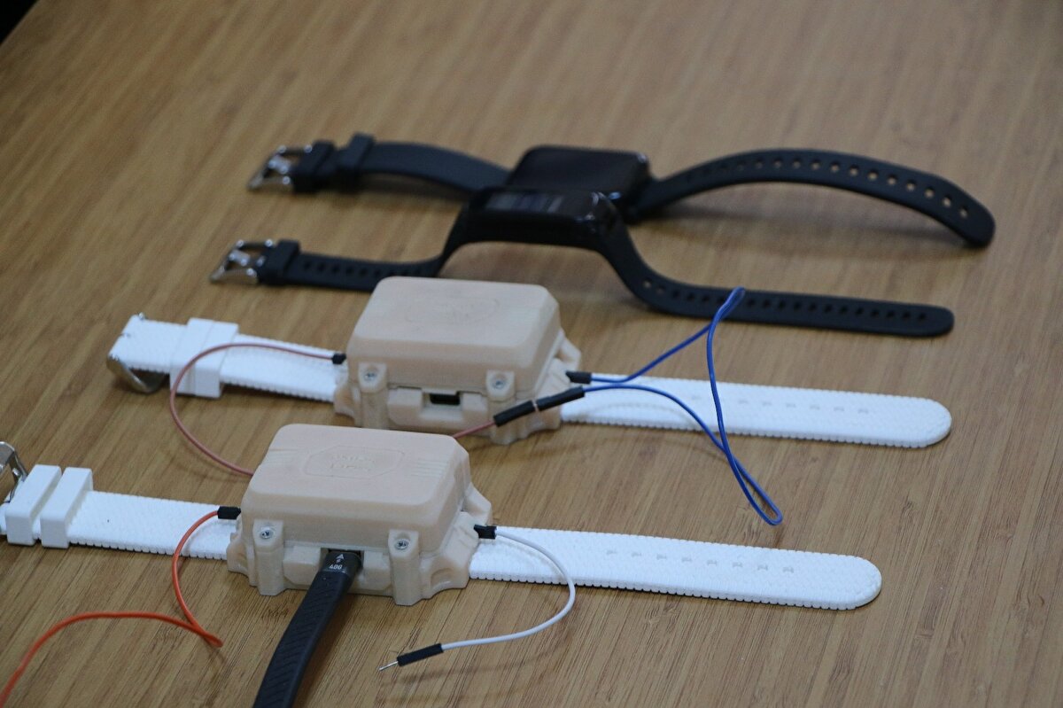 Yazılımdaki en önemli özelliğin ses ve öksürükle kişinin korona virüse yakalanıp yakalanmadığını büyük oranda tespit edebildiği olduğunu vurgulayan Doç. Dr. Genç, “Yazılımda geldiğimiz en önemli noktalardan biri de korona virüs teşhisinin öksürükle tespitini gerçekleştiren yazılım üzerinde çalışmalarımız devam etmektedir. Elimizdeki yaklaşık 3 bin tane veri ile herhangi bir kişiden almış olduğumuz ses ve öksürük kayıtlarına göre kişinin korona virüs olup olmadığına karar vermeye çalışıyoruz. Bizim devam ettirdiğimiz çalışmalarda yüzde 60 ila 80 arasında bir başarı elde ederek bir kişinin öksürük ve ses verisinden korona virüs olup olmadığını da saniyeler içerisinde tespit edebiliyoruz. Bunun Türkiye’de ilk olduğunu düşünüyoruz. Dünyada çok değişik çalışmalar yapıldığını biliyoruz, onları da yakından takip ediyoruz.