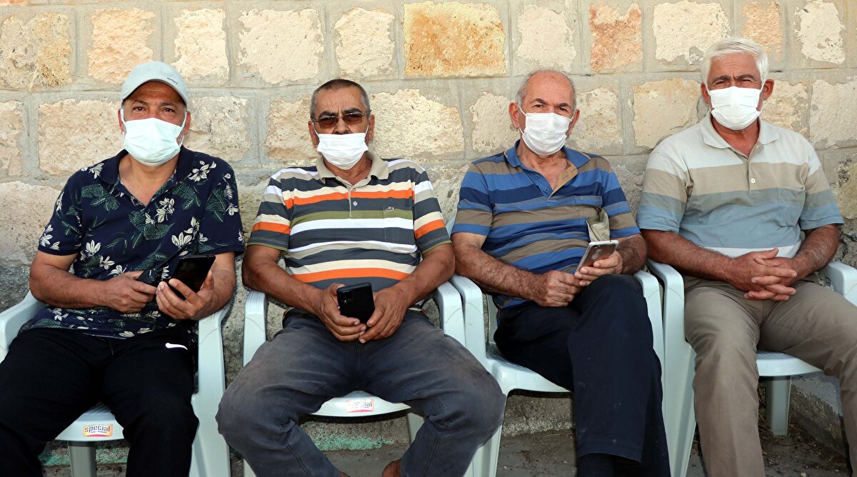 Koronavirüs aşılarını da yaptırdıklarını kaydeden Koçak, “Bundan sonra da inşallah kurallara uyalım istiyoruz. Mahallemizde aşı olmayanımız da kalmadı. Kurallara uyan bir mahallemiz var. Buradan hepsine teşekkür ediyorum. Aşılarımızda çoğumuz 3'üncü dozlarımızı yaptırdık. 2'nci doz aşısını yaptırıp, 3'üncü doz için gününü bekleyenler var" ifadelerini kullandı.
