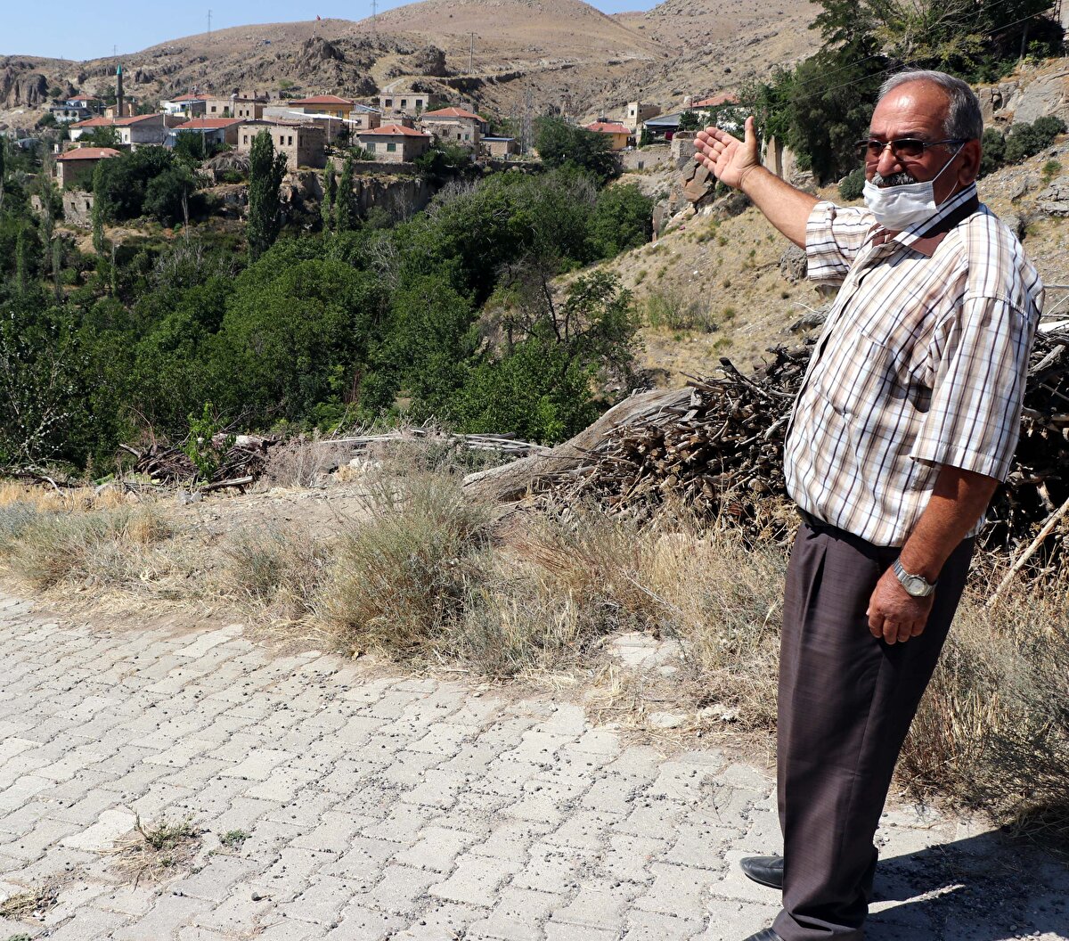 Kent merkezine 90 kilometre uzaklıktaki Yeşilhisar'a bağlı 75 haneli Akköy Mahallesi'nde koronavirüs salgının başladığı günden bu yana hastalığa yakalanan olmadı. 
