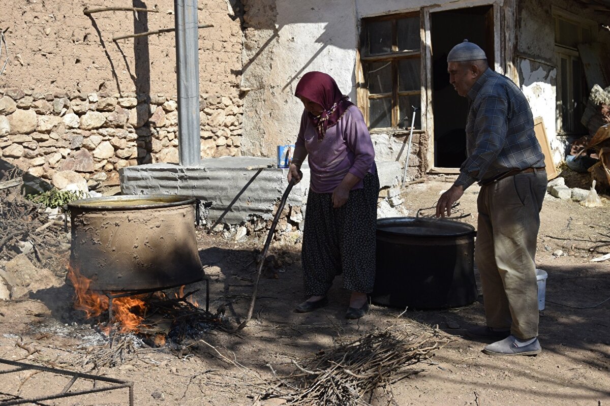 Ardından dinlenme süreci başlayan pekmezler büyük kazanlarda odun ateşinde saatlerce kaynatılıyor. Yaklaşık 4 ile 5 saat süren işlemin ardından pekmezler kaplara yerleştirilip soğumaya bırakılıyor. Yaklaşık 500 hane olan köyde hane başına yaklaşık 30 kilogram pekmez üretimi yapılıyor. Pekmezin kilosu ise yaklaşık 40 TL'den alıcı buluyor.