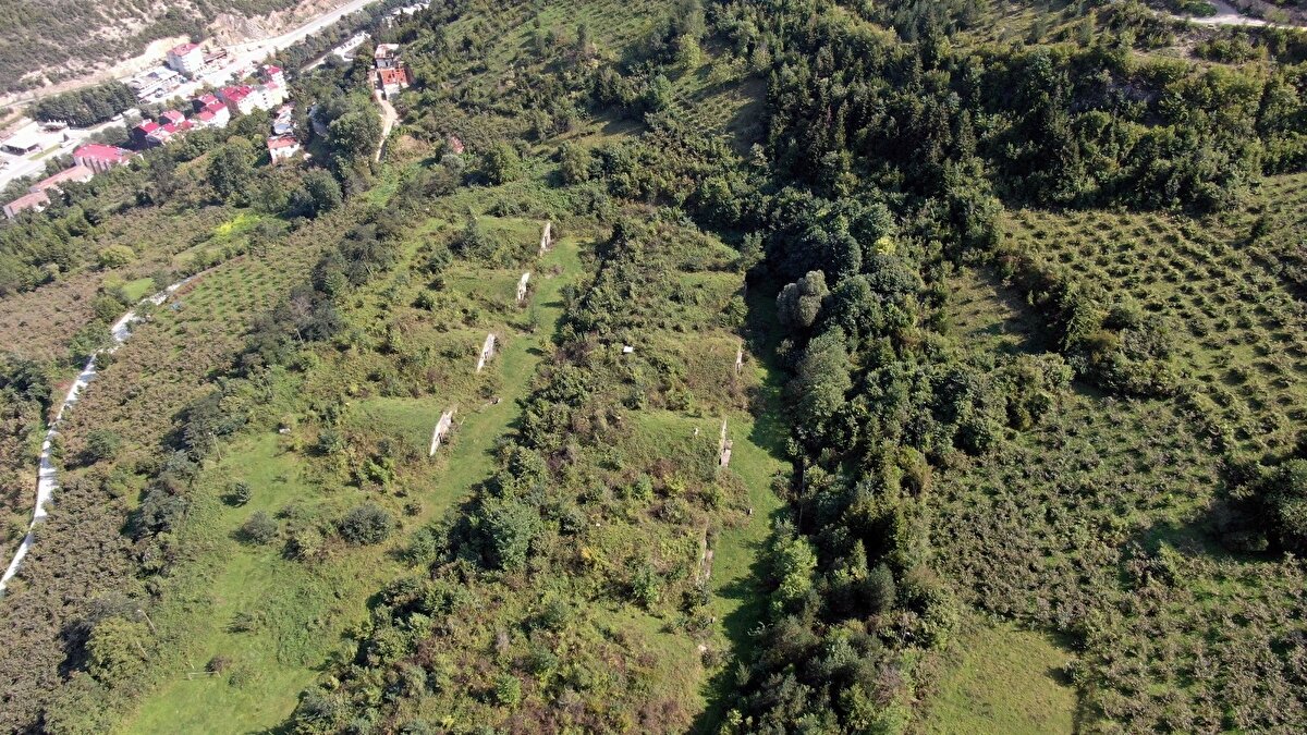 Askeri yatakhanelerin, futbol sahasının, eğitim alanlarının ve 8 tane ses izolasyonu yapılmış hangarların bulunduğu eski NATO üssü için hazırlanan özel proje için yatırımcının da bulunduğunu belirten Maçka Belediye Başkanı Koray Koçhan, 11 önce eski NATO üssünün terk edildiğini dile getirerek, hangarların dışarıdan görülmeyecek şekilde inşa edildiğini söyledi.