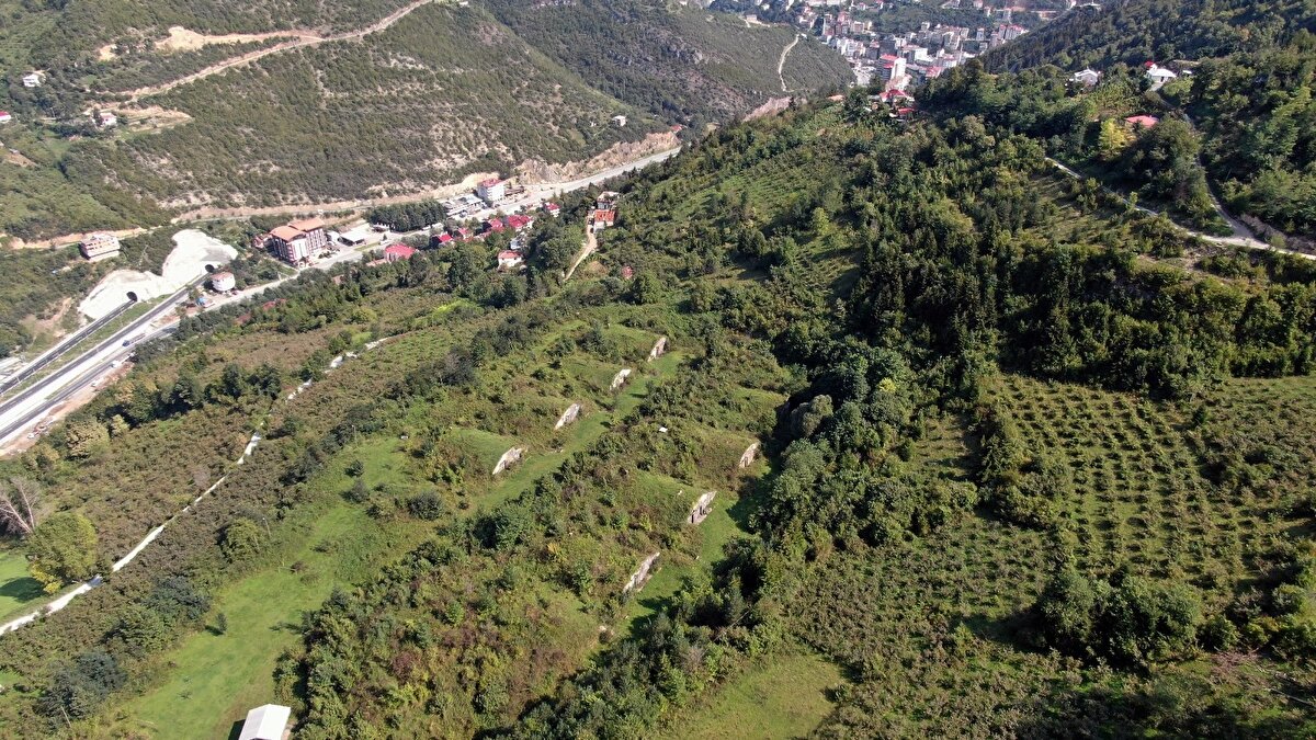 Atıl durumda kalan tesisin belediyeyi kazandırılmasını istediklerini kaydeden Başkan Koçhan, "Burası Trabzon’da NATO üssünün kurulmasıyla oluşturulan bir alan. 1980’li yıllarda yapımına başlanmış 1985 yılında sonlanmış bir bölge. Trabzon’daki NATO üssünün mühimmatlarının, büyük füzelerin olduğu özel bir şekilde ses, ısı ve bombaya dayanıklı olarak yapılmış bir yer. Yaklaşık 47 bin metrekare bir arazi.