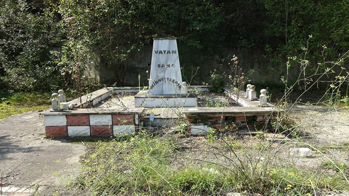 Hayalimiz bu bunun peşinden çalışmalarımızı da devam ediyoruz. Projemiz hazır. Buradaki hiçbir şeyi değiştirmek istemiyoruz. Buranın özelliği hangarlar. Üstten görülmemeleridir. Üstlerine belki bir korku tüneli yapabiliriz. Askeri yatakhane ve yemekhanenin olduğu bölümlere de paintball düşünüyoruz" ifadelerini kullandı.