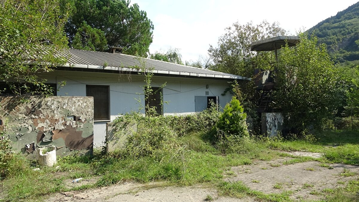 3.5-4 yıl önce bu girişimi yaptığımızda kaymakamlık üzerinden hazinenin itirazı neticesinde olumsuz sonuçlanmıştı. Maçka’da Sümela Manastırı ve macera parkımızın yanında ayrı bir destinasyon olarak kazandırılabilir. Bu anlamda yeniden girişimlere başlayacağız. Burayı hayal ettiğimiz hobbit evlerine, restorana, günübirlik alana kazandıracağız. Bölgede yeni bir turizm merkezi olmasına sağlayacağız.