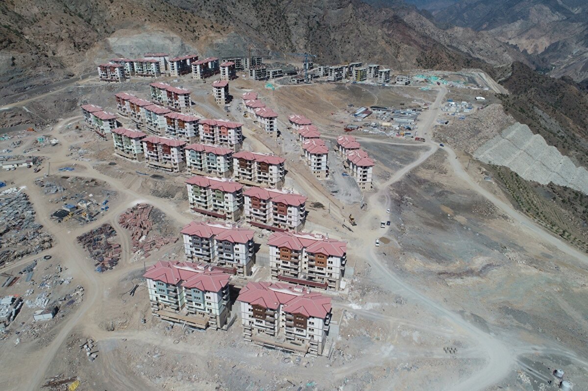 Artvin ili Yusufeli ilçesi 4. bölge 2. etap 208 adet konut, 16 adet dükkan ve 6 adet ticaret merkezi (36 dükkan) inşaatları ile altyapı ve çevre düzenlemesi işi yüzde 46 seviyesinde olduğu bildirildi.
