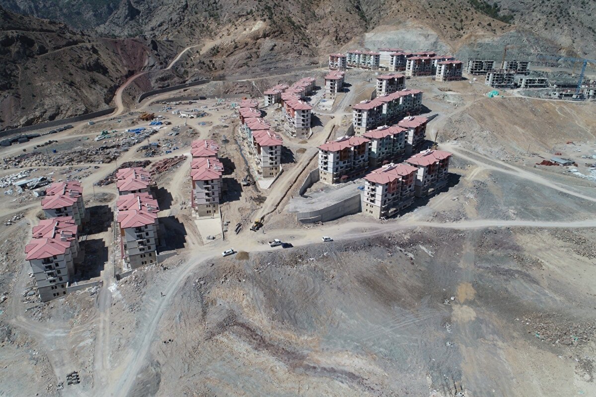 DSİ 26. Bölge Müdürlüğü'nden alınan bilgilere göre, Yusufeli ilçesi yeniden yerleşim üstyapı çalışmaları inşaatı 3 ayrı bölgede etaplar halinde devam ediyor.
