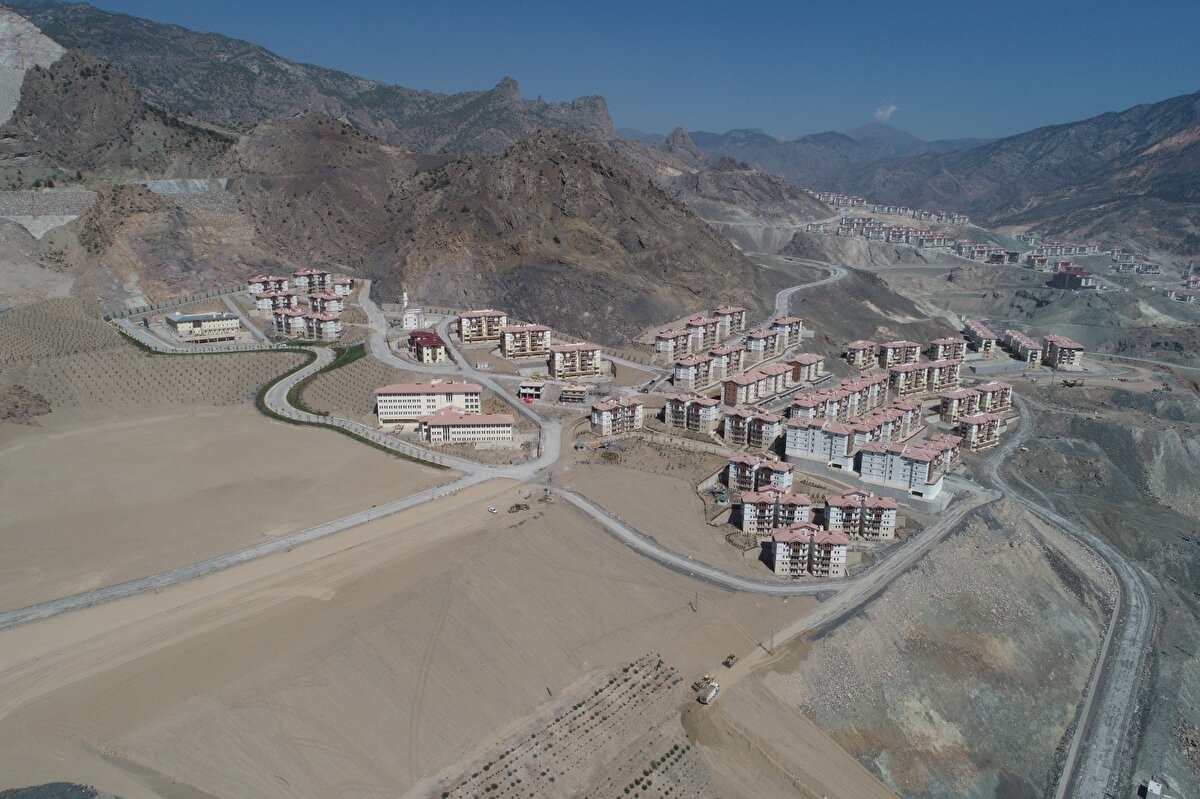 İlçe merkezinin taşınacağı yeni yerleşim yerinde 1. etap 3. bölge 334 adet konut, 16 adet dükkan, ilçe jandarma komutanlığı, 24 derslikli lise ve sağlık ocağı inşaatları ile altyapı ve çevre düzenlemesi işinin de tamamlandığı belirtildi.

