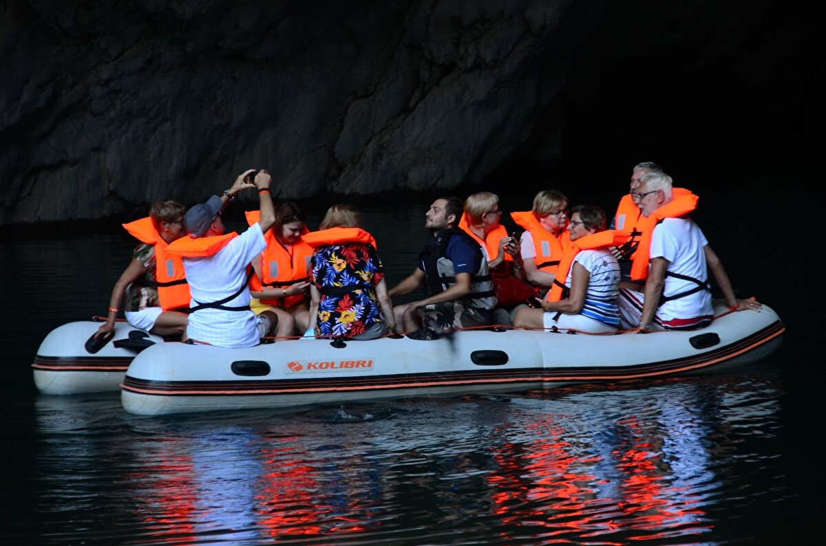 Mağaranın mutlaka gelinip görülmesi gereken bir yer olduğunu belirten Özen, "Açıkçası burayı gelip gören arkadaşların anlattıkları ile biliyorduk. Bence arkadaşların anlattıkları yaşananların yanında az kalıyor. Gelip görmekte çok fayda var. Hakikaten burasının coğrafyası, görünümü ile çok güzel bir yer. Burası anlatılmayla bitmez. Bence uzaktan veya yakından gelinip görülmesi gereken bir yer” diye konuştu.
