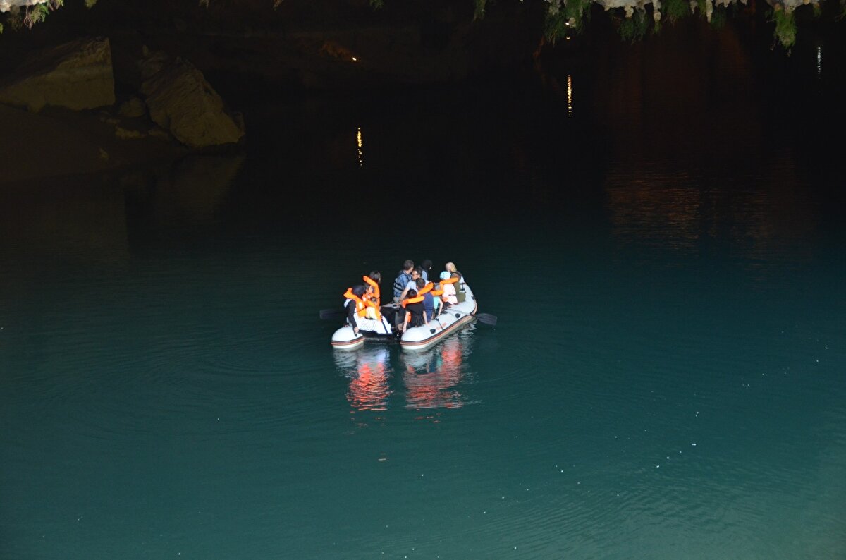 İbradı ilçesine 7, Ürünlü köyüne 4 kilometre uzaklıktaki 2 bin 500 metre uzunluğundaki Altınbeşik Mağarası, içindeki sarkıt ve dikitlerle görülmeye değer bir doğa harikası.

