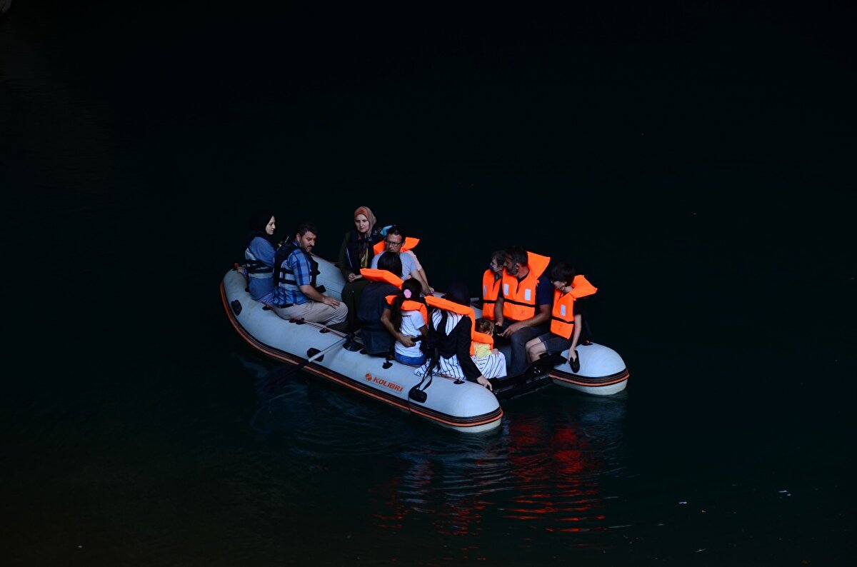 Yaklaşık iki ay içerisinde 20 bin kişinin ziyaret ettiği mağarayı ortalama bir günde ortalama 350 kişi ziyaret etti. Gezi botları ile mağaranın güzelliklerini keşfe çıkan ziyaretçiler, Antalya'nın bu cennet köşesine hayran kaldı.

