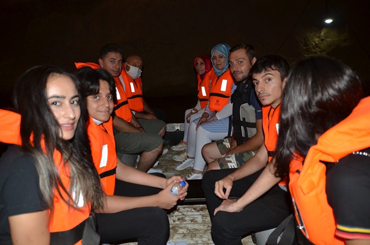 Mağara son son 5 yılda Antalya turizminin en ilgi çekici merkezlerinden biri haline geldi. Gezi botları ile mağaranın muhteşem doğa güzelliklerini keşfe çıkan ziyaretçileri, özellikle beyaz travertenler, sarkıtlar ve dikitler hayran bırakıyor.

