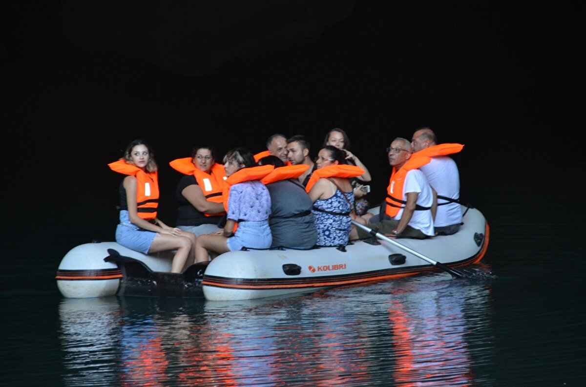 Koronavirüs nedeniyle 1,5 yıl önce ziyarete kapatılan Altınbeşik Mağarası yaklaşık iki ay önce yeniden ziyaretçileri ile buluştu.