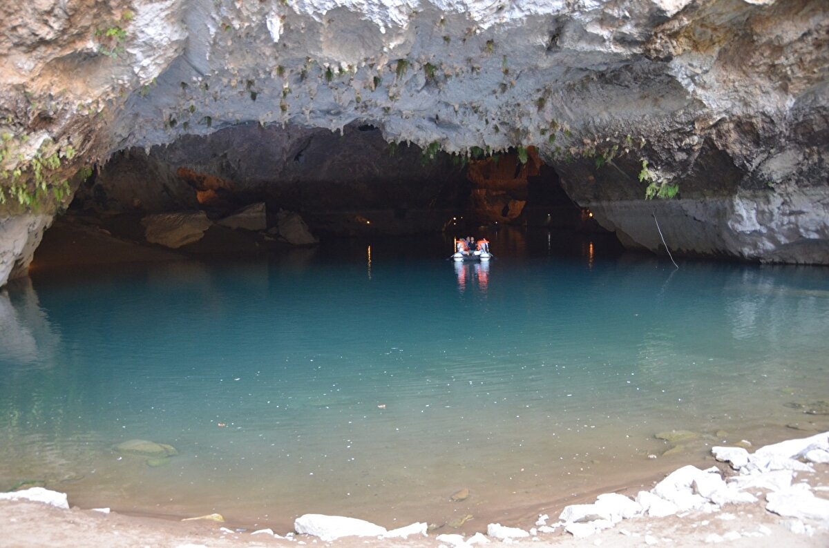 Türkiye’nin en büyük yeraltı gölüne sahip Altınbeşik Mağarası adını üst kısmında yer alan Altınbeşik Tepesi’nden alıyor.

