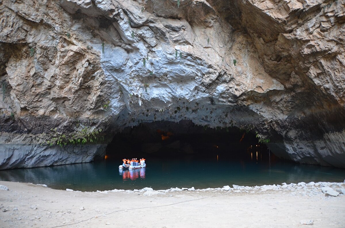 Antalya’dan ailesi ile birlikte Mağarayı ziyarete gelen Hüseyin Özen, Altınbeşik Mağarası'nı çok merak ettiğini ve ilk kez Altınbeşik Mağarası'na Antalya’dan ailesi ile birlikte geldiğini söyledi.

Altınbeşik Mağarası'nın güzelliğini çevresinden duyduğunu söyleyen Özen, “Buranın uzun yıllardır güzelliği ile ilgili şeyler duyuyorduk ama gelip gitmek nasip olmamıştı. Şu anda geldik ve gördük ki, hakikaten insanın elinin az değdiği ve dünyanın sayılı mağaralarından birini görmüş olduk. Travertenleri, sarkıtları, suyunun duruluğu, içerideki havanın güzelliği ve mağaranın içerisinin sıcaklığının 17 derece olması ile çok ferah bir mağara" dedi.