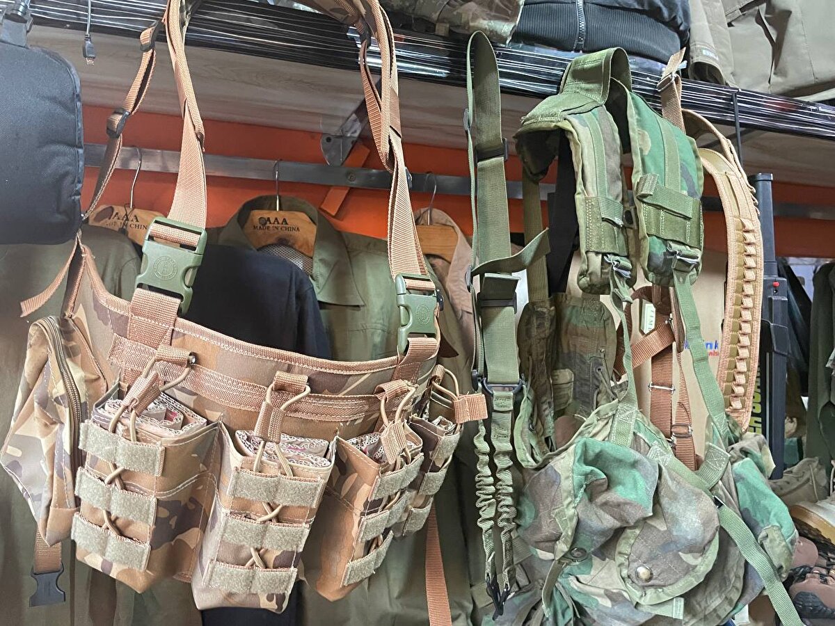 Pazarda ağırlıklı olarak hücum yeleği, botlar, spor şapka ve gözlükler, montlar, palaskalar, çantalar, çeşitli silah parçaları ve teçhizatı, askeri üniformalar, fitness aletleri, mühimmat sandıkları ve ABD amblemli askeri kıyafetler satılıyor.