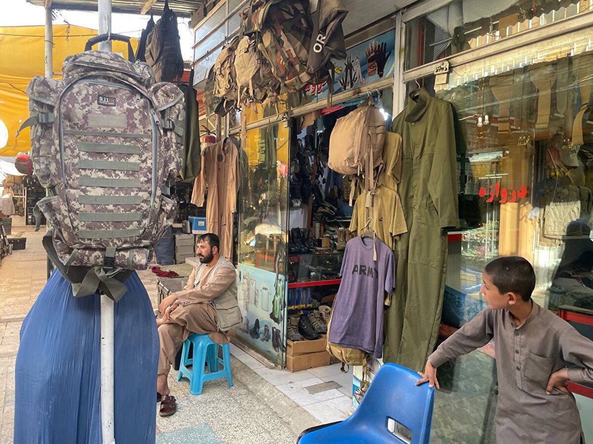 Halkın gelirinin azalmasıyla ülkede ucuz ürünlere ihtiyacın artması, Batı ülkelerinden ürün ithal etmenin zorlaşması, Çin’in Afganistan’a sınır olması gibi birçok etken söz konusu durumun oluşmasına zemin hazırlıyor.