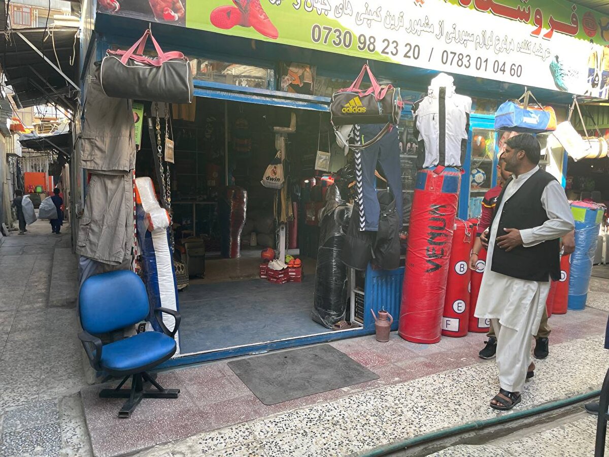 Kuvva-i Merkez semtinde bulunan pazarda artık ABD askeri kıyafetlerinin ve teçhizatlarının kopyaları Çin'den ithal edilerek burada satılıyor.