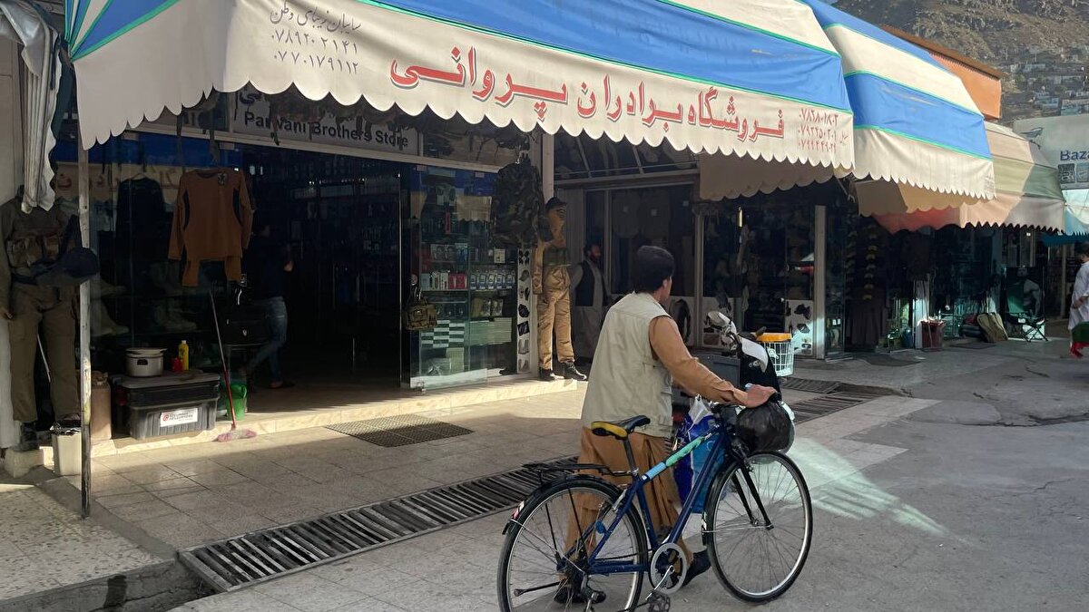 ABD'nin Afganistan'ı işgalinden yaklaşık 4-5 yıl sonra adı George Bush'a atfen Bush Pazarı olarak yaygınlık kazanan pazarın bir bölümünde işgal boyunca ABD menşeli askeri kıyafetler, elektronik teçhizatlar ve çeşitli ürünler, satılan malların çoğunluğunu oluşturmuş.