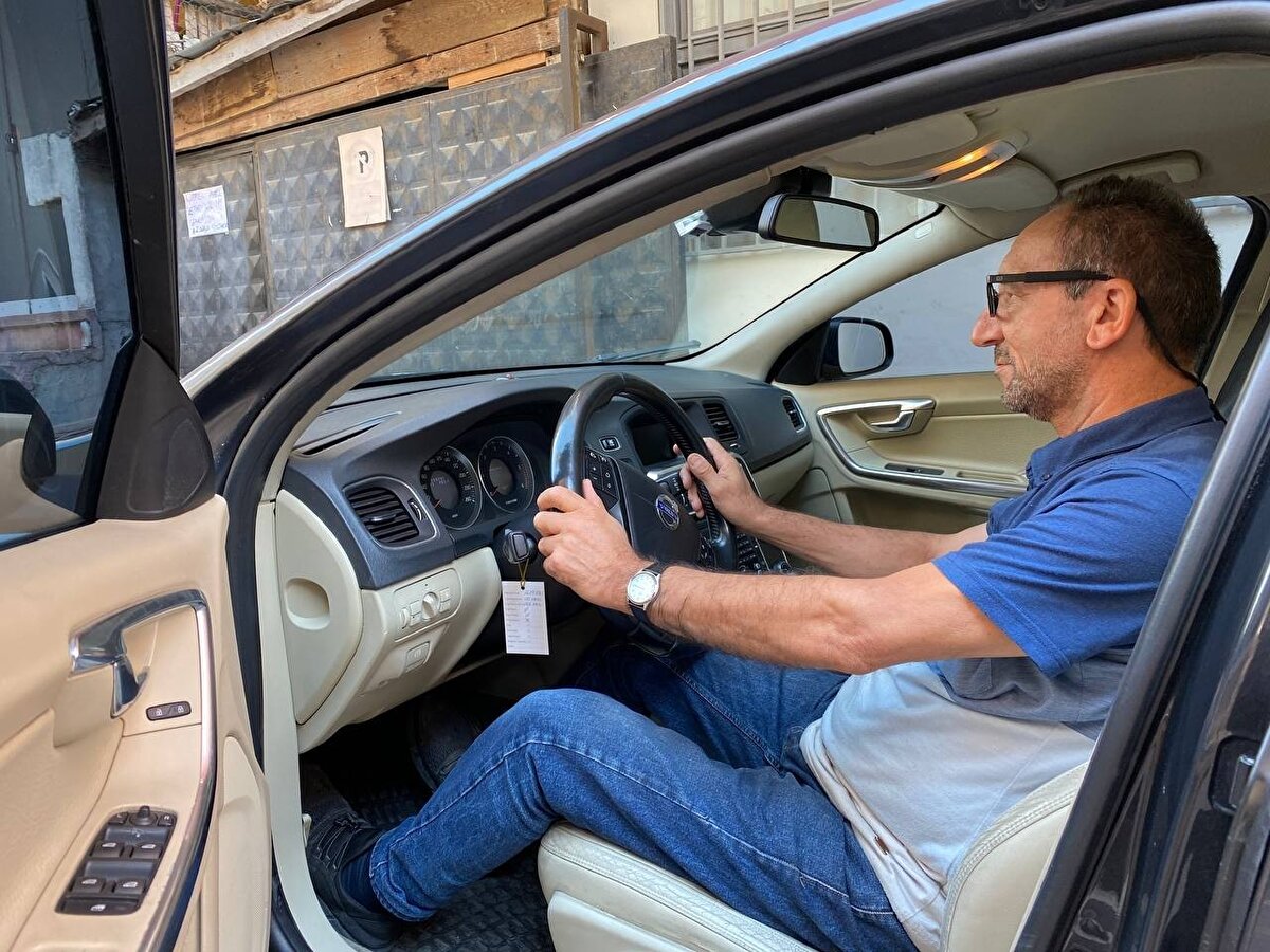 İddiaya göre, İsmail Kaya'nın 150 bin lira vererek aldığı ' Volvo' marka otomobil, iki farklı aracın birleştirilmesiyle oluşturuldu. Kaya'nın aldığı otomobilin ön kısmı 2013 benzinli bir araca aitken arka kısmı ise 2014 dizel araca ait olduğu ortaya çıktı. Yaşanan olay sonrası satıcı ile iletişime geçmeye çalışan mağdur İsa Kaya herhangi bir olumlu geri dönüş alamadı.