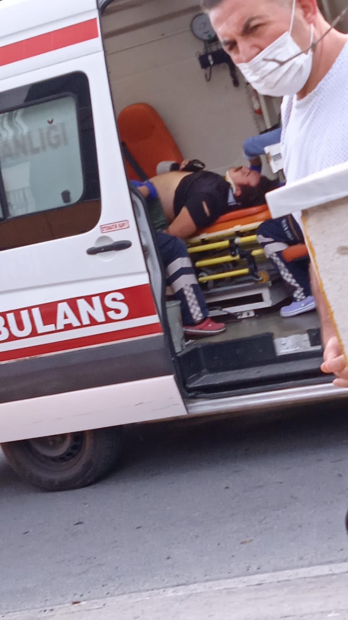 Yaşanan kazayı anlatan apartman sakini, "Kazanın sesini evden duyduk. Aracın uçtuğunu gördük. Garaj kapısına kadar gitti. Sıkışmıştı o esnada. Kafasında ve vücudunda yara var. Şoför zaten alkollü" dedi. Başka bir kişi ise "Süratli şekilde virajdan geliyordu. Sürücüyü gördüm. Bir şeyi yoktu. Baygın gibiydi, düzeldi sonra. Ben deprem oldu sandım. Bir anda yataktan fırladım aşağıya indim. O zamana kadar da çıkardılar zaten" ifadelerini kullandı.