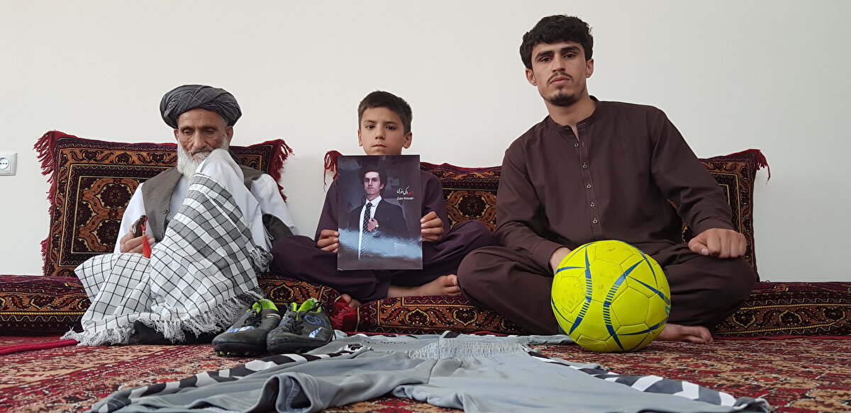 Enveri, uçağın kanatlarında ve iniş takımlarında insanlar olmasına rağmen uçağın havalanması ve ölümlerine yol açmaları nedeniyle pilotları suçlayarak yargılanmalarını istedi.