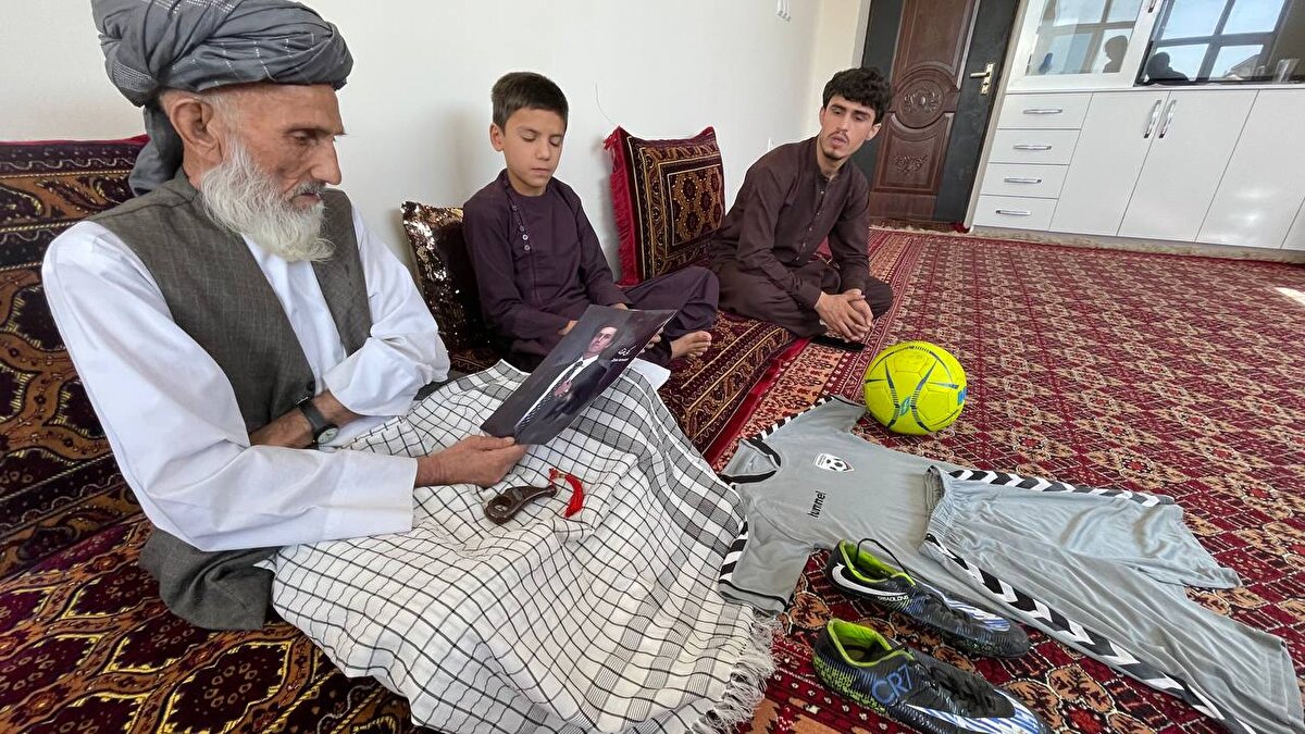 Zeki'nin 23 yaşındaki abisi Muhammed Nasır Enveri ve 75 yaşındaki babası Hacı Gulam Gavs Enveri, olayla ilgili açıklama yaptı. Anne Enveri ise konuşmak istemedi.