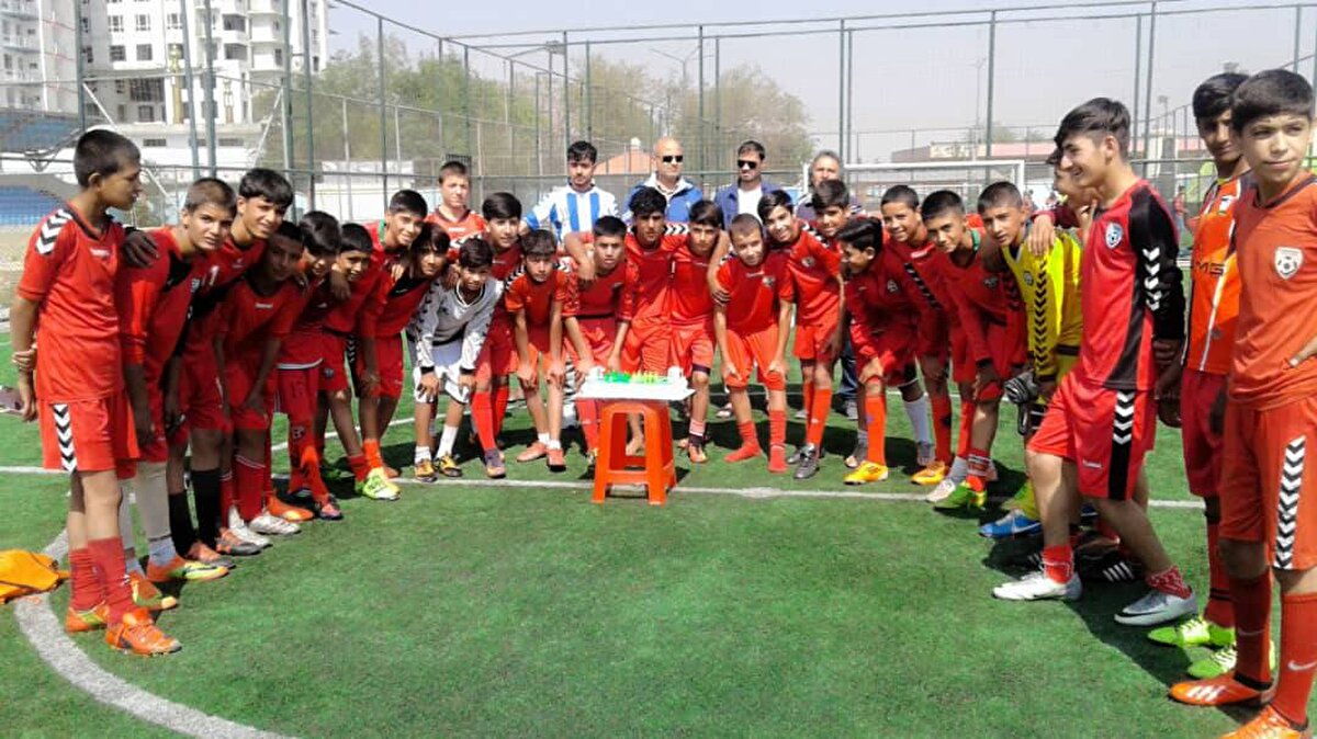 Zeki'nin spora büyük bir tutkuyla bağlı olduğunu aktaran baba Enveri, onun spor sevgisini şöyle anlattı: Futbola öylesine bir tutkuyla bağlıydı ki ayağını ve burnunu defalarca kırdı. Futbola gitme dememize rağmen gidiyordu. Hatta bu yıl bile birkaç defa hastanelik oldu.