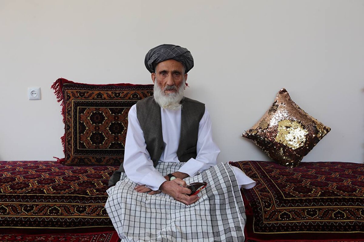 75 yaşındaki baba Hacı Gulam Gavs Enveri'nin ise yaşlılığa bağlı konuşma zorlukları çektiği ve görüntü alınmasından rahatsız olduğu gözlemlendi.