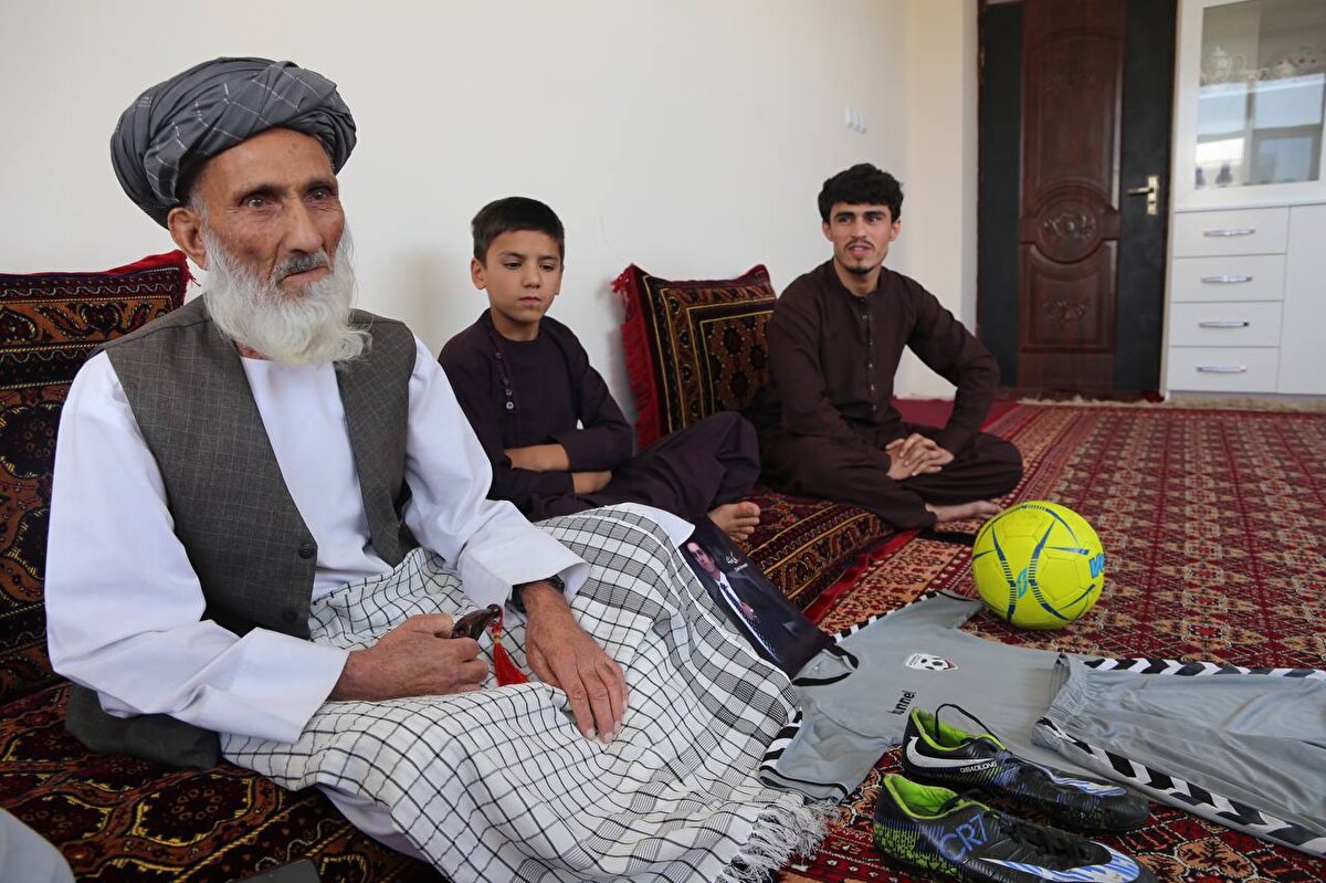 Enveri, Zeki'nin evden çıktıktan 2 saat sonra hayatını kaybettiğini öğrendiklerini ve sosyal medyaya yansıyan uçaktan düşme görüntülerini daha sonra gördüklerini anlattı.