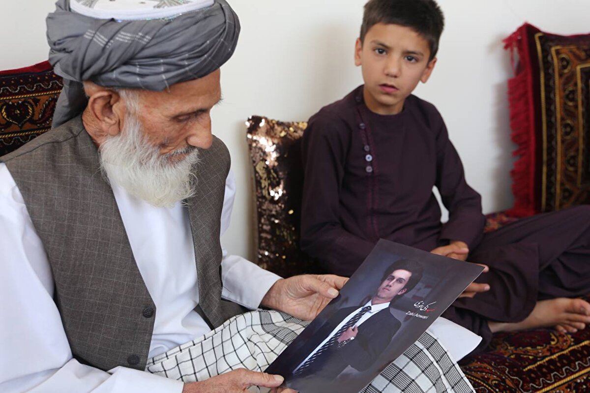 Abi Enveri, Bu olayda asıl suç pilotların, o uçak sonuçta araba değil, pilotlar görmüyor mu, her yerde kamera var neticede. Aldığımız bilgilere göre o uçağın kanadında 20'den fazla insan vardı. Pilotların yargılanmalarını istiyoruz. dedi.