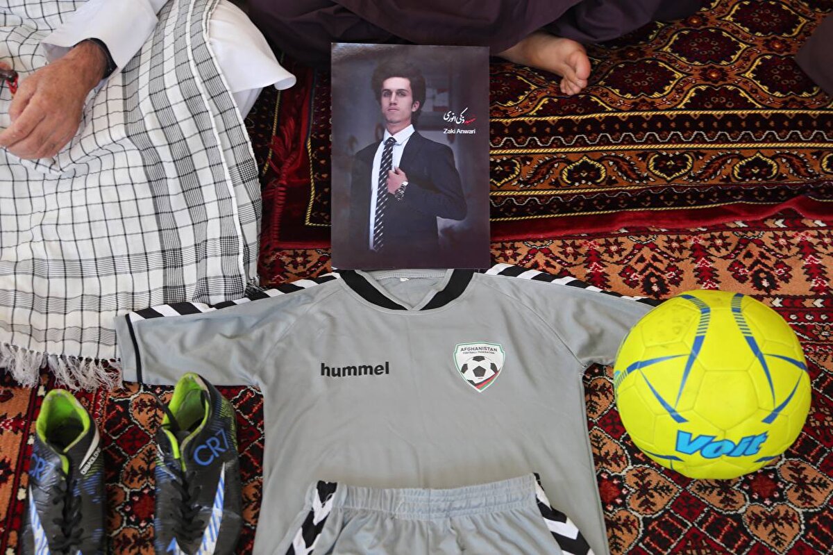 ABD ve Avrupa ülkelerinde yeni bir yaşam kurmak isteyen Afganların ülkeden ayrılış süreci dramatik sahnelerin ortaya çıkmasına yol açmıştı. Afganistan Genç Milli Futbol Takımı oyuncusu Zeki Enveri de ülkeden ayrılmak için ABD askeri kargo uçağının iniş takımlarına girmiş ancak kalkıştan kısa bir süre sonra düşerek hayatını kaybetmişti.