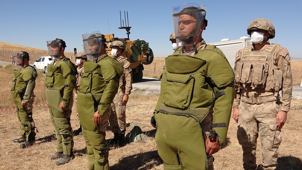 Öte yandan Hatay, Iğdır ve Ağrı sınır hattında da daha önce görev alan ekipler, şu ana kadar yaklaşık 40 bin mayını imha ederek modüler duvar örme faaliyetlerinin güvenli şekilde yürütülmesine katkı sağladı.